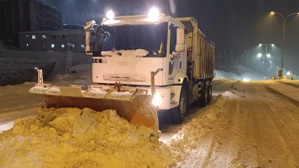 Kahramanmaraş’ta Kar Nöbeti: Gece Boyunca Bulvarlar ve Caddeler Bir An Bile Kapanmadı!