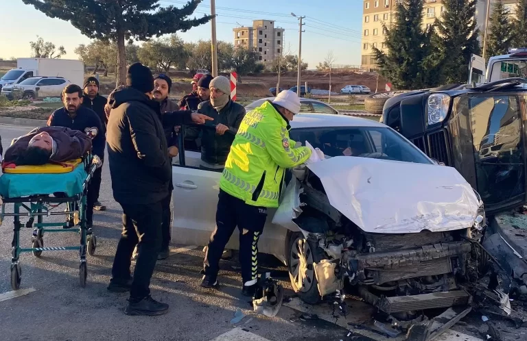 Kahramanmaraş’ta Şiddetli Çarpışma: Park Yanında Can Pazarı, 3 Yaralı!
