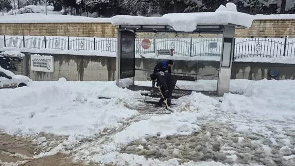 Kahramanmaraş’ta Yayalar İçin Kar Seferberliği: 200 Personel Sahaya İndi!