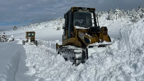 Kahramanmaraş’ta Kar Mesaisi: Büyükşehir Kırsal Yolları Açık Tutuyor