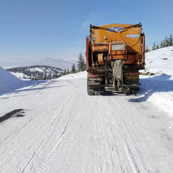 Büyükşehir, Kırsalda da Karla Mücadelesini Kesintisiz Sürdürüyor