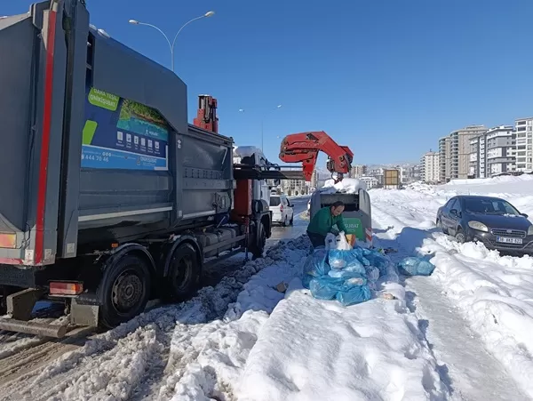 Onikişubat’ta Kar Engeli Temizliğe Dur Diyemedi: Ekipler 7/24 Sahada!