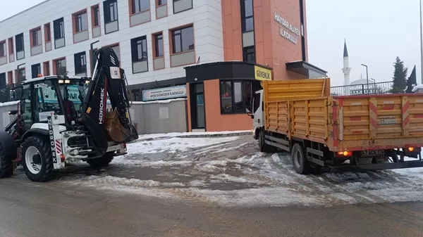 Büyükşehir Belediyesi’nden Okul Çevrelerinde Yoğun Kış Mesaisi