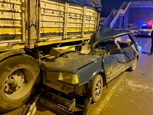 Kahramanmaraş’ta Otomobil Park Halindeki Tıra Çarptı: 3 Yaralı