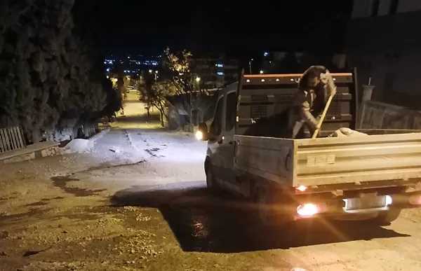 Onikişubat’ta Gizli Buzlanmaya Geçit Yok: Ekipler Şafak Vakti Sahaya İndi