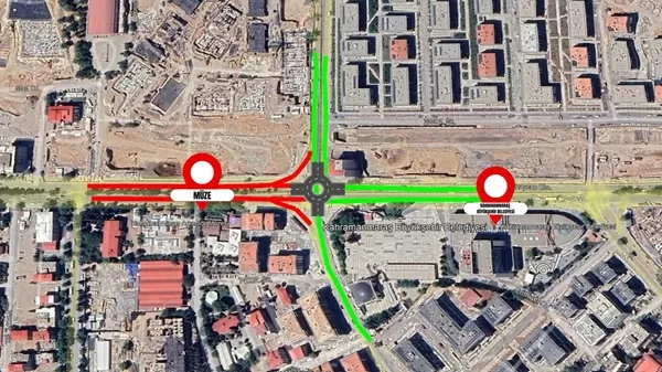 Kahramanmaraş Büyükşehir Belediyesi, şehir merkezinin ana arterlerinden biri olan Azerbaycan Bulvarı üzerinde yapılacak peyzaj çalışmaları nedeniyle geçici yol kapama kararı aldı. Orta refüjde gerçekleştirilecek düzenlemeler kapsamında, belirli saat aralıklarında trafik akışı alternatif güzergâhlardan sağlanacak.  Milli İrade Meydanı ve Müze Kavşağı Arası Kapatılacak Belediye tarafından yapılan resmi açıklamaya göre; Azerbaycan Bulvarı’nın Milli İrade Meydanı ile Müze Kavşağı arasında kalan bölümü, 16 Ocak Cuma günü saat 00.00 ile 06.00 saatleri arasında çift yönlü olarak trafiğe kapatılacak. Gece saatlerinde gerçekleştirilecek çalışma süresince, trafik ekipleri ve uyarı levhaları sürücüleri alternatif yollara yönlendirecek.  Alternatif Güzergâh Çağrısı Büyükşehir Belediyesi yetkilileri, trafik güvenliğinin sağlanması ve herhangi bir mağduriyet yaşanmaması adına sürücülerin yol üzerindeki işaretçilere titizlikle uymaları gerektiğini vurguladı. Çalışma saatleri içerisinde bölgede oluşabilecek yoğunluğu önlemek amacıyla, arteri kullanacak vatandaşların önceden plan yapmaları ve alternatif güzergâhları tercih etmeleri istendi.