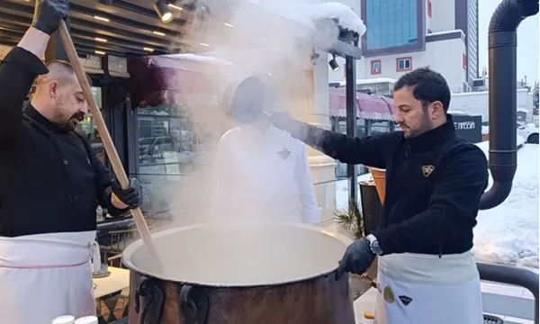 Kahramanmaraş’ta Kar Yağışına “Sıcak” Bir Mola: Alpedo Kervan’dan Binlerce Vatandaşa Salep İkramı!