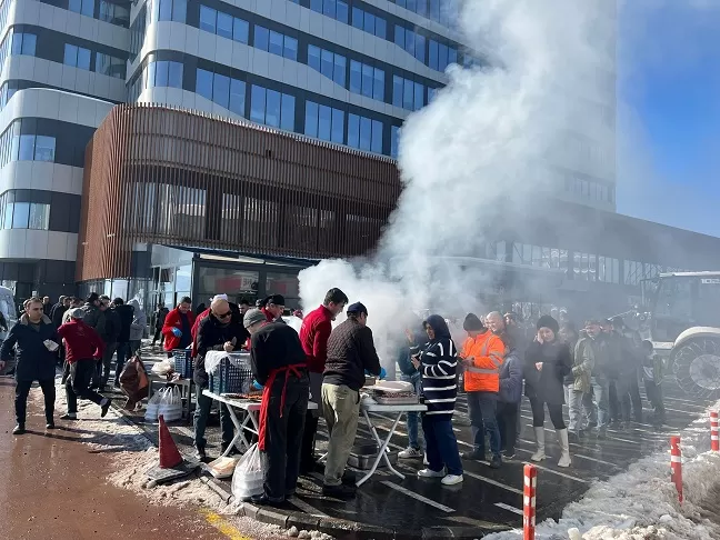 HG Hospital’da Yüzlerce Kişiye Sucuk Ekmek İkramı