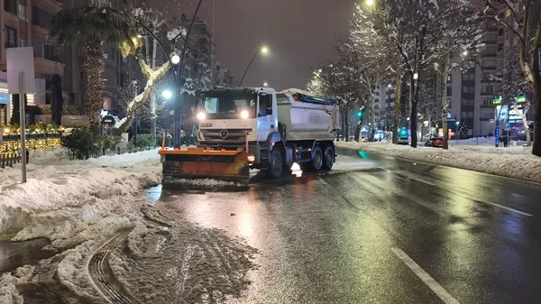 Kahramanmaraş’ta Kar Mesaisi: Ana Arterler Açık, Buzlanmaya Karşı Tuzlama Seferberliği
