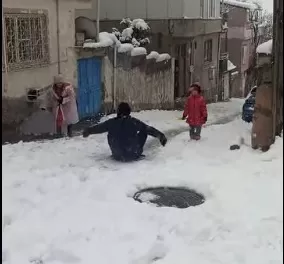 Kahramanmaraş’ta Tepsi ve Poşetle Kayak Keyfi: Eğlenceli Görüntüler Gülümsetti