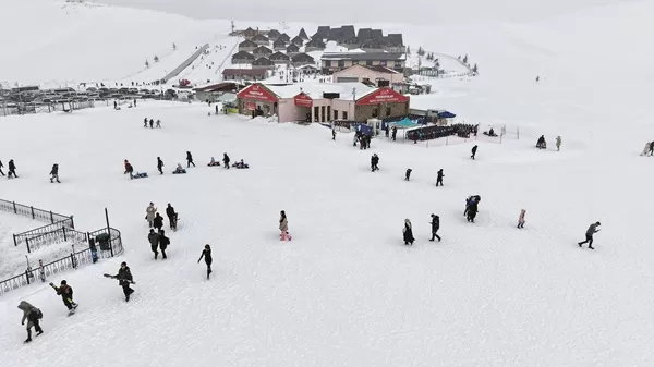 Akdeniz’in Gözdesi Yedikuyular Kayak Merkezi’ne Ziyaretçi Akını!