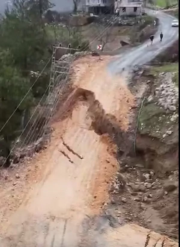 Kahramanmaraş-Andırın Yolunda Heyelan: Yol Trafiğe Tamamen Kapandı!