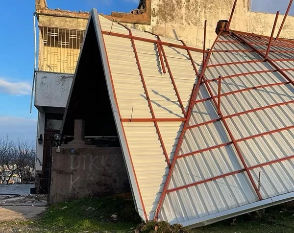 Kahramanmaraş’ta Şiddetli Rüzgar Facianın Eşiğinden Döndürdü