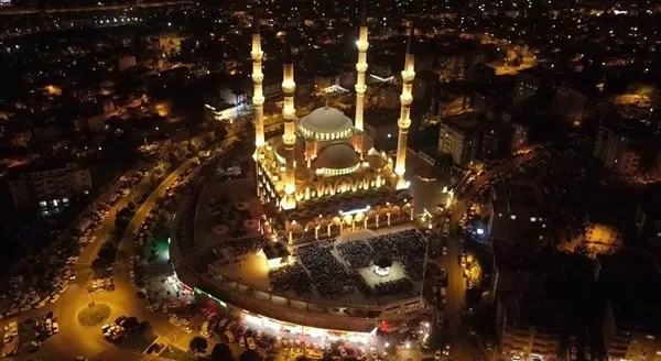 Kahramanmaraş’ta İlk Teravih Coşkusu: Abdulhamithan Camii’nde Manevi Buluşma