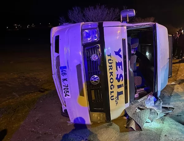 Türkoğlu’nda Korkutan Kaza: Servis Aracı Devrildi, 10 Yaralı