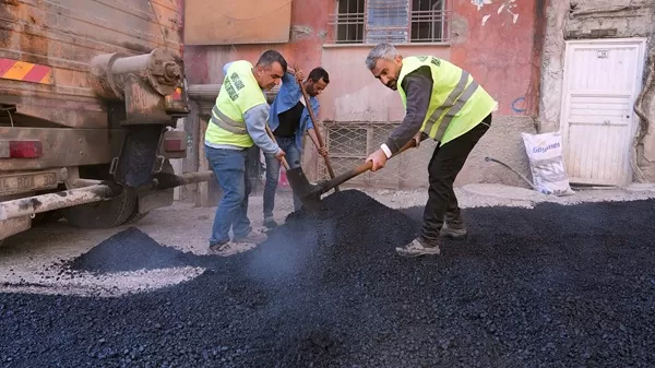 Mahalle Mahalle Onarım: Yollar Sıcak Asfaltla Yenileniyor