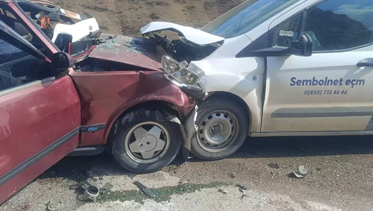 Ekinözü’nde İki Otomobil Kafa Kafaya Çarpıştı: 1 Ölü, 4 Yaralı!