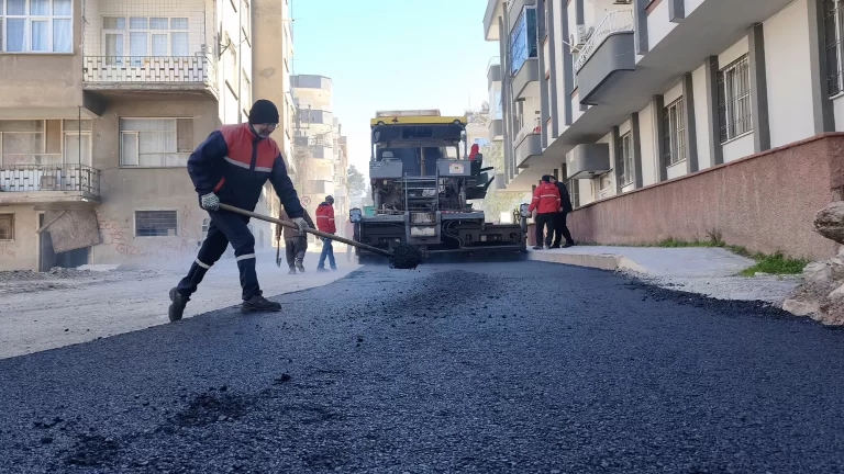 Büyükşehir, Dulkadiroğlu Yenişehir Mahallesi’nde Asfalt Seferberliğini Sürdürüyor