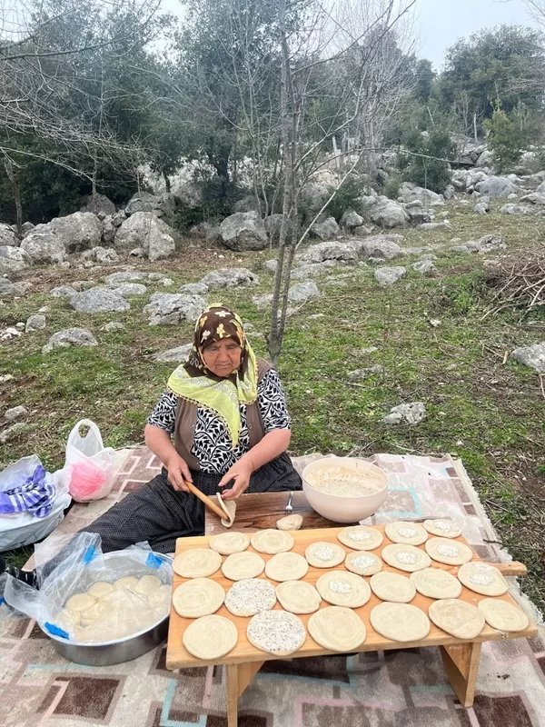 Andırın’da Asırlık Gelenek: Ramazan Bayramı Öncesi “Bayram Kömbesi” Mesaisi Başladı