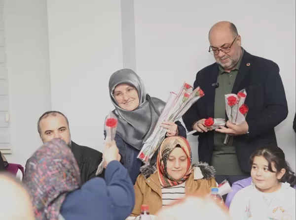Başkan Akpınar, 8 Mart’ta Kadınlara Çiçek Takdim Etti, Engelli Vatandaşlarla İftar Sofrası’nda Buluştu