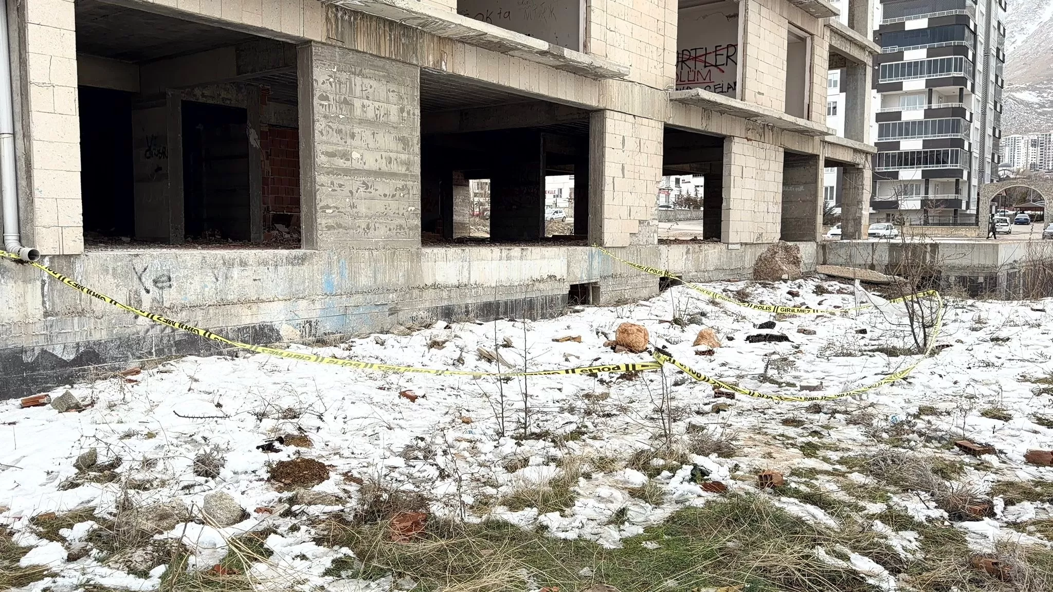 Kahramanmaraş’ta 18 Yaşındaki Genç Kız İnşaattan atlayarak hayatını kaybetti