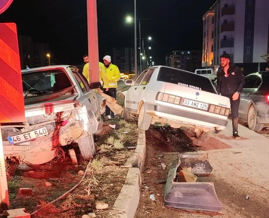 Elbistan’da Dehşet: Otomobiller Çarpıştı, Kaldırımdaki Yayayı Biçti!