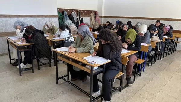 Gençler Gerçek Sınav Atmosferini Yaşadı; Büyükşehir’in Deneme Sınavına Yoğun İlgi