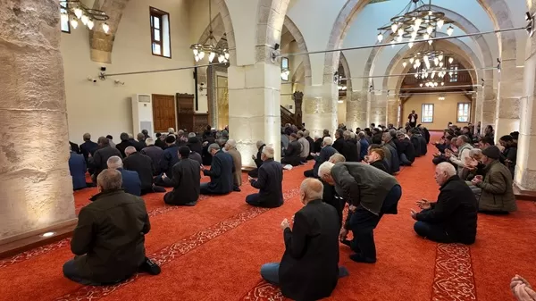Kadir Gecesi’nde Çifte Mutluluk: Tarihi Ulu Camii’nde İlk Teravih ve Dua Buluşması