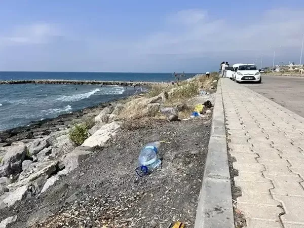 Hatay Sahillerinde Çöp Krizi: Çevre İllerden Gelen Ziyaretçilere Tepki