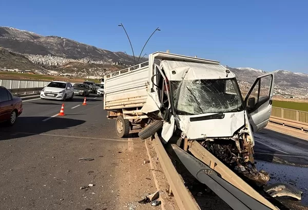 Kahramanmaraş’ta Kamyonet Bariyere Ok Gibi Saplandı