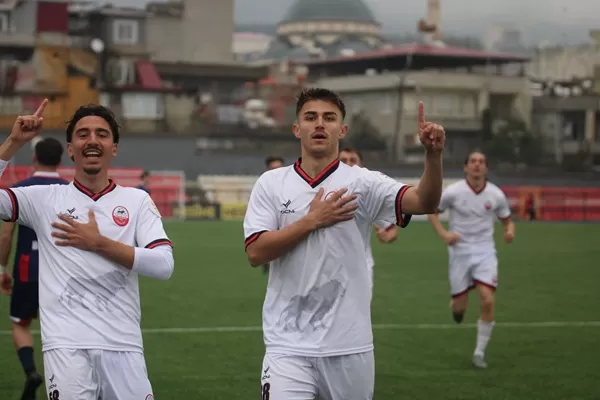 Kahramanmaraşspor Sahada Fırtına Estiriyor: İlk Yarıda İki Farklı Üstünlük