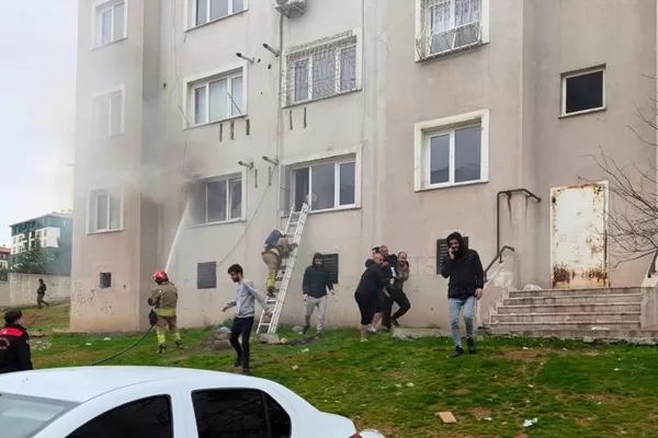 Kahramanmaraş’ta Korkutan Ev Yangını: Mahsur Kalan 1 Kişi Son Anda Kurtarıldı