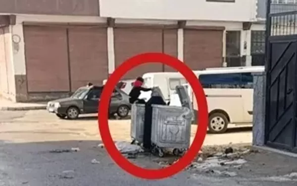 Kahramanmaraş’ta Vicdanları Yaralayan Görüntü: Küçük Çocuğuyla Çöpten Rızık Aradı!