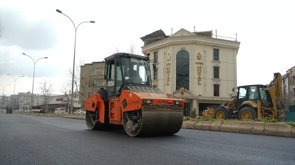 Şehrin Ana Arterlerine “Sıcak” Dokunuş: Dev Bulvarlarda Asfalt Mesaisi!
