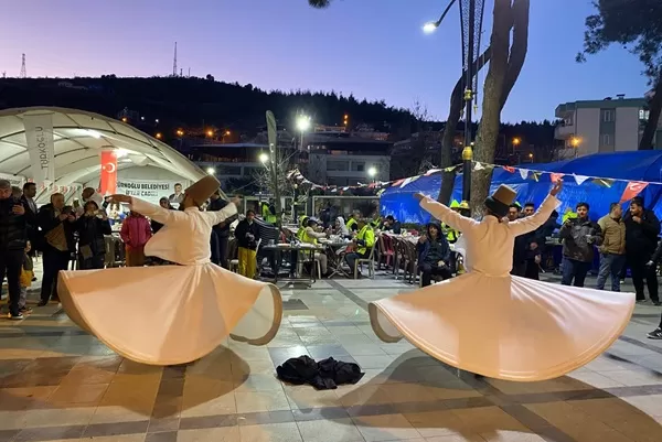 Türkoğlu’nda Ramazan Şöleni: Millet Meydanı Işıl Işıl!