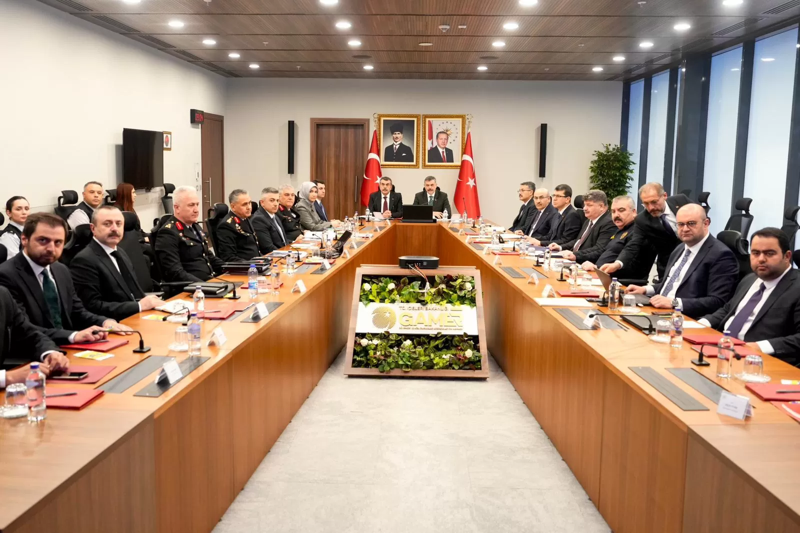 Okullardaki Saldırılar Sonrası Güvenlik Zirvesi: Yeni Tedbirler Masada