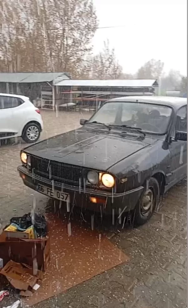 Andırın’da Dolu Yağışı Hayatı Felç Etti: Akifiye Beyaza Büründü!