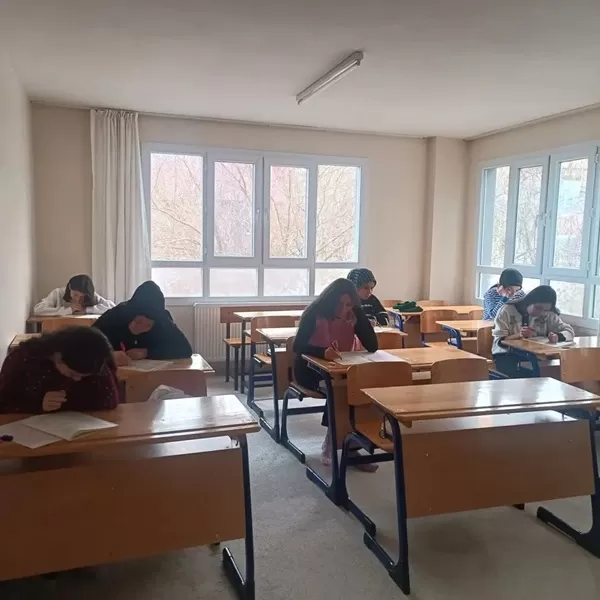 Andırın’da Umre Ödüllü Sınav Heyecanı: Gençler Mukaddes Topraklar İçin Yarıştı!