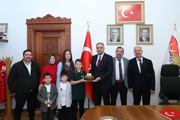 Onikişubat’ta Çifte Kutlama: Başkanlık Koltuğuna Oturan Halil Sami’ye Doğum Günü Sürprizi