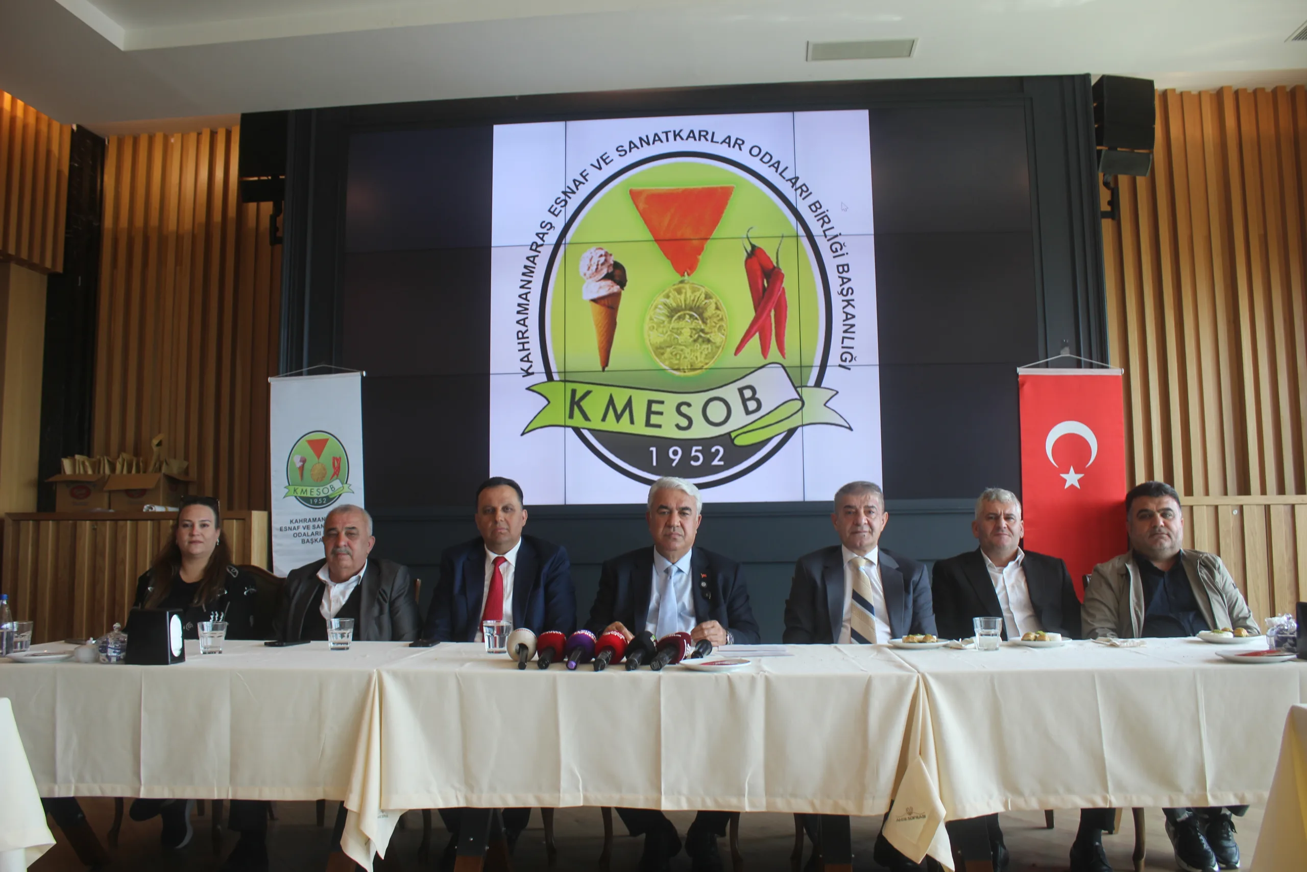 Esnaf Odaları’nda Seçim Heyecanı: Ahmet Kuybu’dan Şairler Tepesi’nde Gövde Gösterisi!