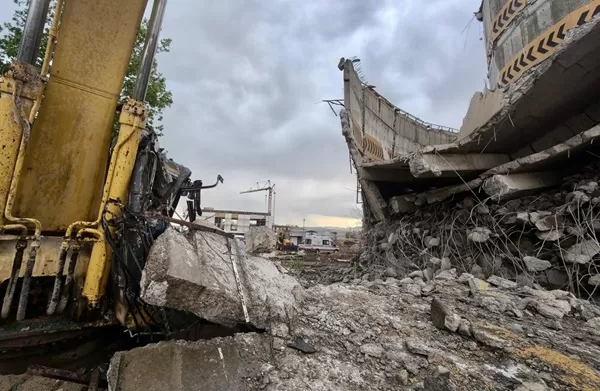 Kahramanmaraş’ta Yıkım Sırasında Korkutan Kaza: Operatör Enkaz Altında Kaldı!