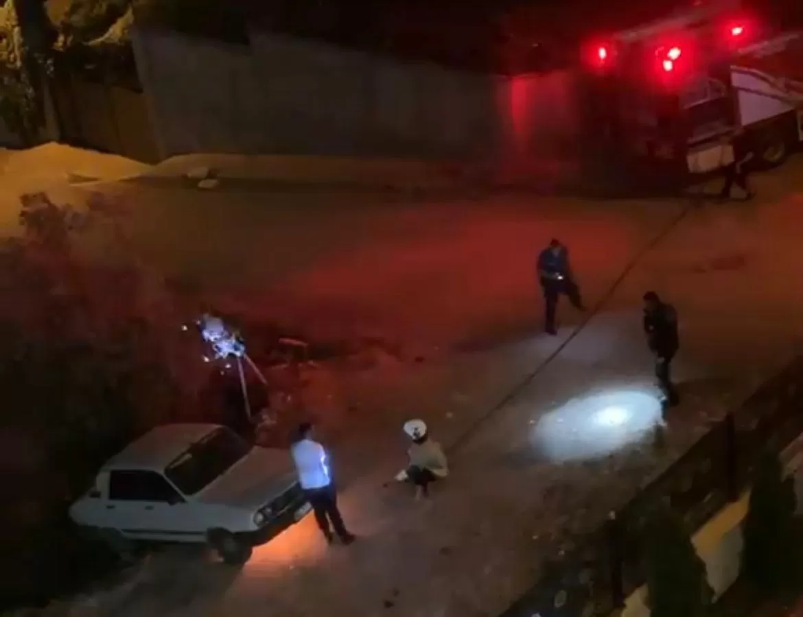 Otomobili Alev Aldı, Elini Kaputa Sıkıştırdı!
