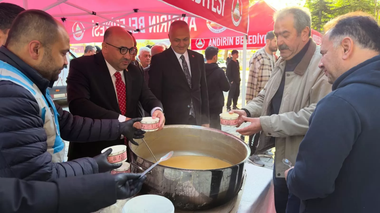Milletvekili ve Belediye Başkanından Vatandaşlara Çorba İkramı