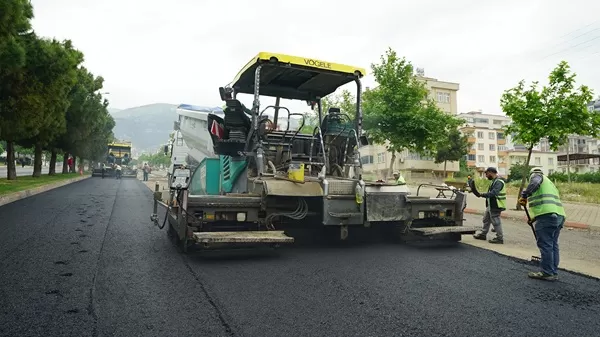 Büyükşehir’den Stratejik Altyapı Hamlesi: Ahır Dağı Caddesi’nde Bitümlü Sıcak Asfalt Serimi Başladı