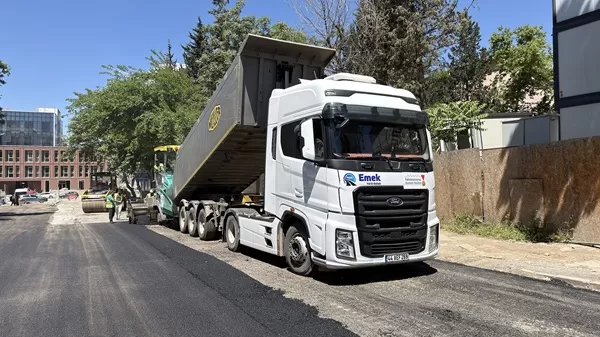 Şehir Merkezinde Büyük Dönüşüm: Cahit Zarifoğlu Caddesi’nde Sıcak Asfalt Serimi Başladı!