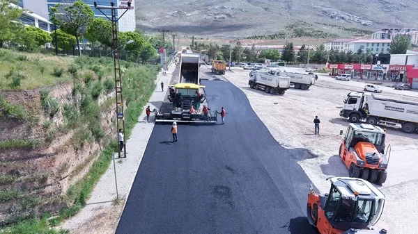Hastane Yolunda Çile Bitiyor! Büyükşehir, Elbistan İstiklal Caddesi’ni Ayna Gibi Yapıyor