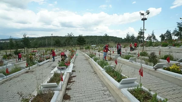 Büyükşehir’den Kabir Ziyaretlerine Büyük Özen! Kapıçam Mezarlığı Bayram İçin Pırıl Pırıl Yapılıyor!