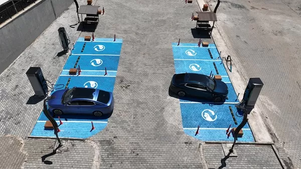 Kahramanmaraş’ta Elektrikli Araç Sahiplerine Büyük Müjde! Güneşten Enerji Üreten İstasyonlar Açıldı