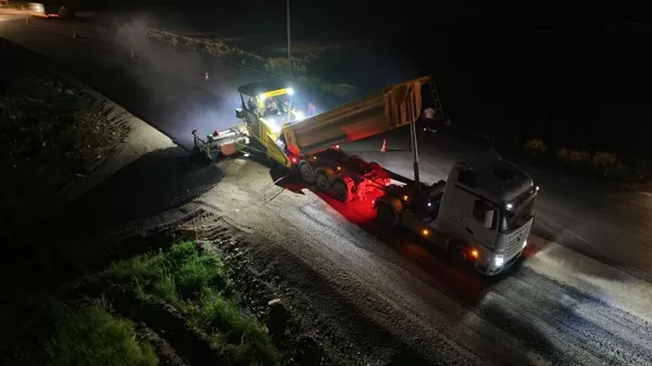 Büyükşehir Durmuyor, Gece De Çalışıyor! Elmalar Yolunda Bayram Öncesi Asfalt Seferberliği