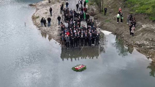 Göksun’da Duygusal Gece: 162 Yıllık Çerkes Acısı Karanfillerle Yad Edildi